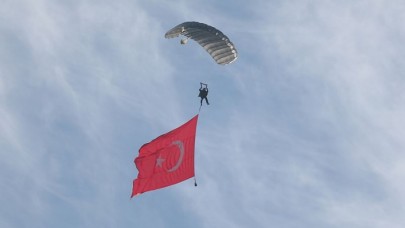 JÖAK timi sıcak hava balonundan atlayış gerçekleştirdi