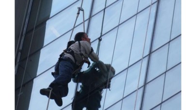 Kadıköy'de korku dolu dakikalar; işçiler kurtarılmaya çalışılıyor