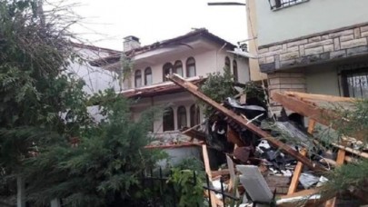 Kandıra'da hortum ağaçları devirdi,  çatıları uçurdu