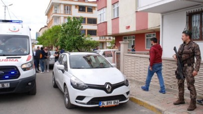 Kardeşinin kuaför dükkanında çalışan kişiyi rehin aldı