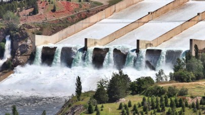 Keban Baraj Gölü'nün tahliye kapakları 15 yıldır ilk kez açıldı
