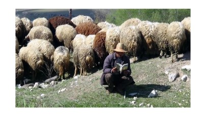 Kırgız çoban günde bir kitap bitiriyor