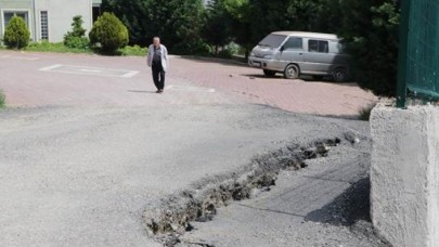 Korkutan görüntü! Yol yarıldı,  sitede oturanlar tedirgin