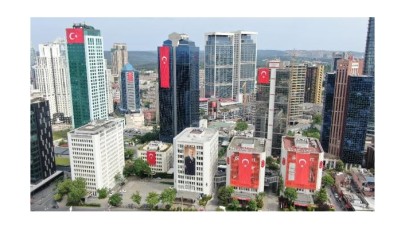 Maslak'ta gökdelenler kırmızı - beyaz