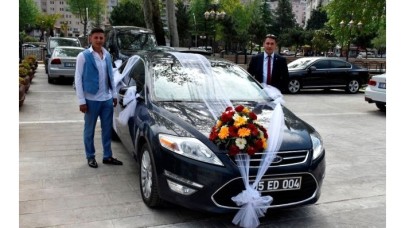 MHP'li Başkan makam araçlarını düğün arabası yaptı