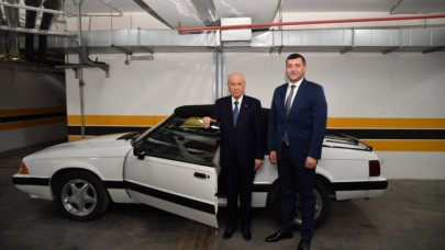 MHP Lideri Bahçeli,  klasik otomobilini hediye etti