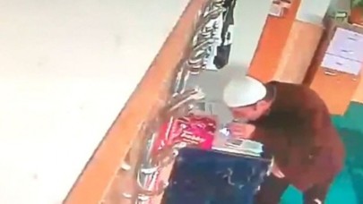 Namaz için girdiği camiyi soyup çıktı