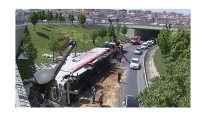Otogar bağlantı yolunda TIR devrildi