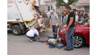 Otomobil çöp kamyonuna çarptı,  temizlik görevlisi yaralandı