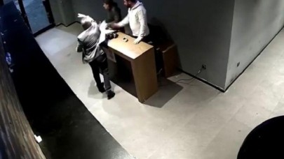 Patrondan çalışanlarına 'ayağa kalkmadın' dayağı