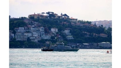 Rus savaş gemisi çekilerek Boğaz'dan geçti