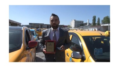 Sabiha Gökçen’de görevli taksici bulduğu telefonu ve parayı sahibine verdi