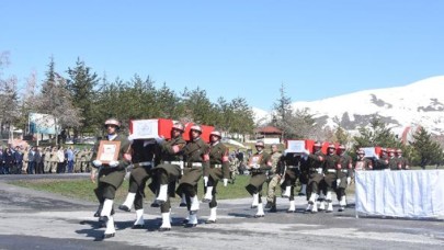Şehit 3 asker için Hakkari Dağ ve Komando Tugay Komutanlığı'nda tören