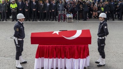 Şehit polisi son yolcuğuna meslektaşları uğurladı