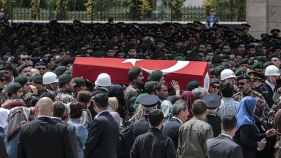 Şehit polisi son yolculuğuna meslektaşları uğurladı