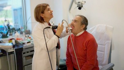 Ses kısıklığı şikayetiyle doktora gitti,  hayatının şokunu yaşadı!