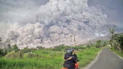 Sinabung Yanardağı yeniden kül püskürtmeye başladı