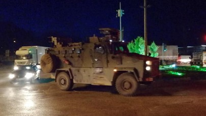 Suriye sınırına asker ve zırhlı araç sevkiyatı