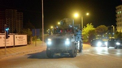 Suriye sınırına askeri sevkiyat sürüyor