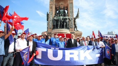 Taksim'de 1 Mayıs... Çelenk ve karanfil bıraktılar