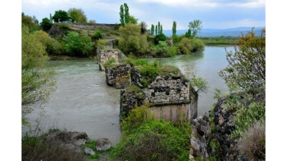 Tarihi Boğazkesen Köprüsü restore edilmezse yok olacak