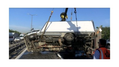 TEM'de kamyonet devrildi,  trafik durma noktasına geldi