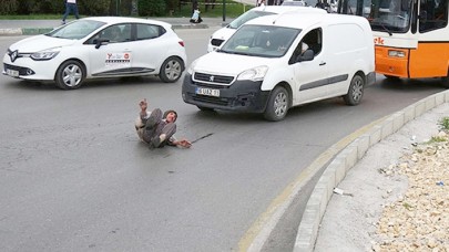 Trafikte şoke eden olay! Kaplumbağa kostümü ile araçların önüne atlayıp...