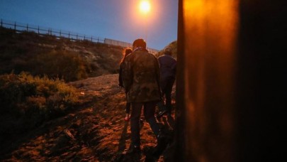 Trump destekçileri Meksika sınırında duvar inşaatına başladı