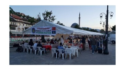 Türk askeri Kosova'da geleneksel iftar çadırını kurdu