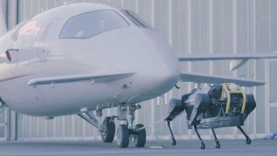 Uçağı sırtlayan robot,  gücüyle dikkatleri üzerinde topladı