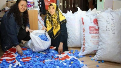 Üniversiteli gençler,  18 çuval mavi kapak topladı