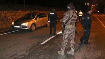 Ünlü iş adamı ve eşini rehin alıp evini soydular!