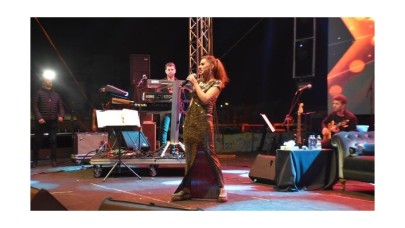 Üşüyen Yıldız Tilbe için sahneye soba kuruldu