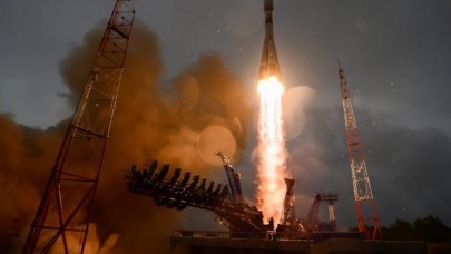 Uydu taşıyan rokete yıldırım çarptı