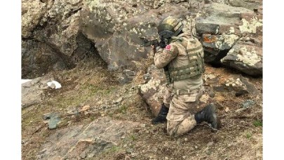 Van'da PKK'lı teröristlere ait yaşam malzemeleri ele geçirildi