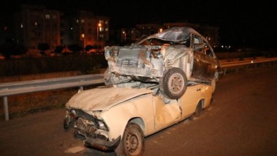 Yol kenarında üst üste duran hurda araçlar şaşırttı