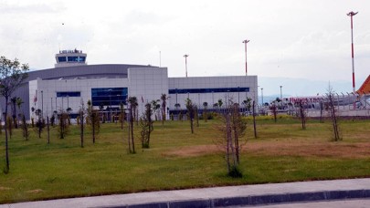 Yolcu uçağı kuş sürüsüne çarptı