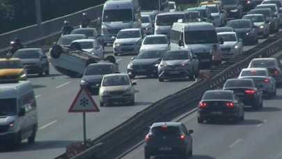 15 Temmuz Şehitler Köprüsü'nde otomobil takla attı! Trafik kilit