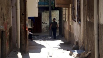 Ablasının evinde gördüğü kişiyi tüfekle vurdu