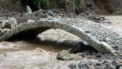 Araklı'daki selde,  sadece tarihi kemer köprü ayakta kaldı