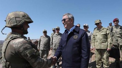 Bakan Akar'dan 2 bin 400 rakımlı üs bölgesinde ‘Pençe’ mesajı