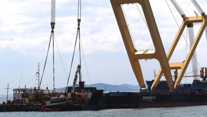 Batık gemi 2 yıl sonra sudan çıkarıldı