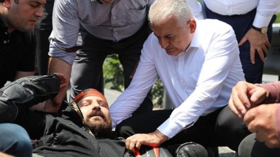 Binali Yıldırım kaza yapan motosiklet sürücüsüne müdahale etti