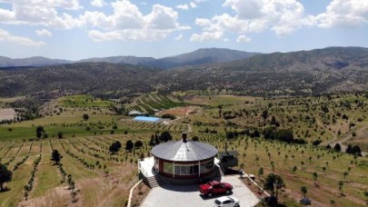İş insanının ilginç yöntemi... Arazilerini izlemek için bu evi inşa etti