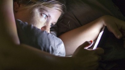 Cep telefonlarından yansıyan mavi ışık uyku düşmanı