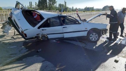 Düğün dönüşü kaza! İkiye bölünen otomobildeki 2 kişi öldü