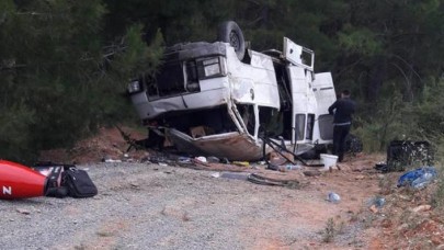 Düğüne giden müzisyenleri taşıyan minibüs takla attı: Yaralılar var