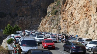 Dünyaca ünlü plajda izdiham yaşandı,  3 kilometrelik araç kuyruğu oluştu