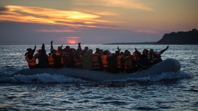 Ege'de göçmenleri taşıyan bot battı
