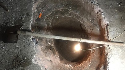 Evin garajını kazarken buldu,  sırrı çözülemedi